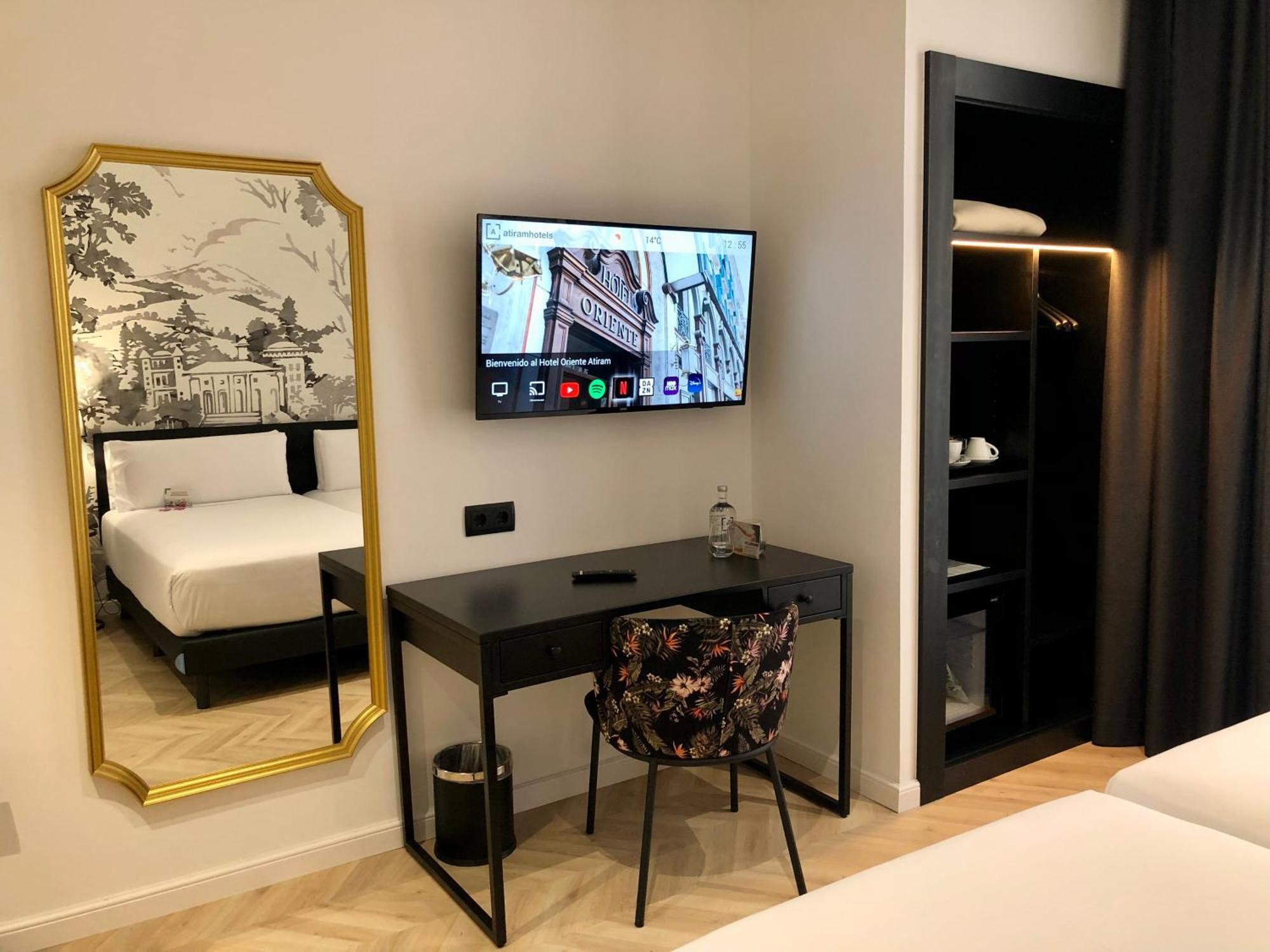 Oriente Atiram Hotel Barcelona Luaran gambar